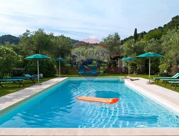 Piscina - Locale commerciale in Vendita in Via del giardino 500 a Massarosa
