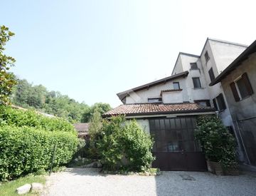 Facciata - Casa bifamiliare, trifamiliare in Vendita in Via dei Mulini 26 a Verano Brianza