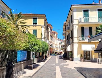 Piscina - Trilocale in Vendita in Via Genova a Diano Marina