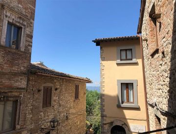 Foto 1 di 30 - Appartamento in Vendita in Via del Monte a Todi