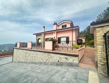 Foto 1 di 53 - Villa in Vendita in Strada Cason della Guardia a Imperia