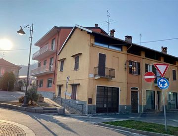 Foto 1 di 12 - Villetta a schiera in Vendita in Via Carlotto Cena 56 a Serravalle Sesia