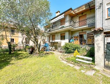 Foto 1 di 19 - Casa bifamiliare, trifamiliare in Vendita in Via Ottone Angelo 63 a Borgosesia
