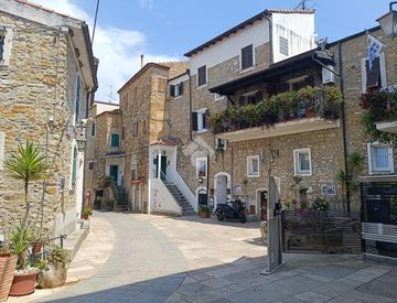 Foto 1 di 20 - Bilocale in Vendita in Via Giuseppe Verdi 5 a Seborga