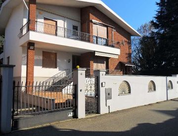 Foto 1 di 52 - Villa in Vendita in Via Magenta 10 a Borgo Vercelli