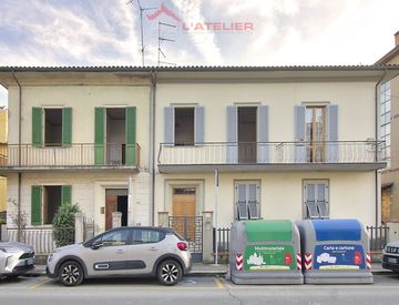 Casa Bifamiliare Trifamiliare in Vendita in Via Marco Perennio a