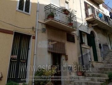 Foto 1 di 6 - Trilocale in Vendita in Via Oriani 11 a Scicli
