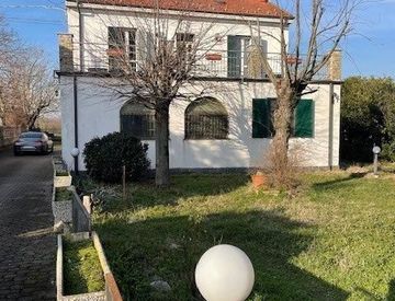 Facciata - Casa indipendente in Vendita in Strada Statale per Alessandria a Tortona