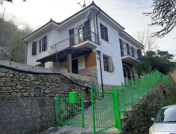 Foto 1 di 19 - Casa indipendente in Vendita in Via Colle San Bartolomeo a Cesio