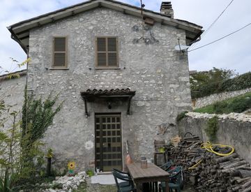 Facciata - Trilocale in Vendita in Località Palazzaccio a Spoleto