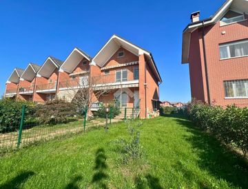 Foto 1 di 22 - Villetta a schiera in Vendita in Via Primo Levi 22 a Santhià