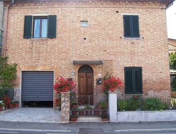 Facciata - Casa indipendente in Vendita in Viale Trieste 42 a Sinalunga