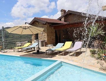 Piscina - Villa in Vendita a Dolceacqua