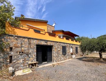 Foto 1 di 43 - Casa indipendente in Vendita in Regione Garossi a Civezza