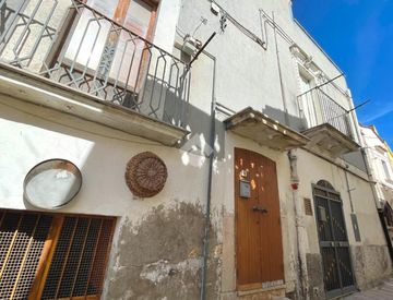 Foto 1 di 10 - Casa indipendente in Vendita in Via San Caterina 26 a Canosa di Puglia