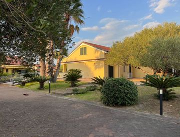 Facciata - Casa bifamiliare, trifamiliare in Vendita in Viale Aldo Moro a Ascea