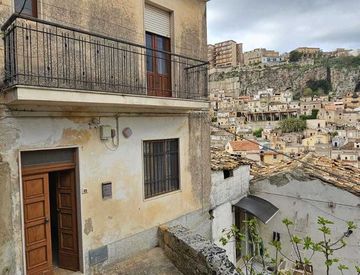 Foto 1 di 14 - Casa bifamiliare, trifamiliare in Vendita in Via Ponte 71 a Modica