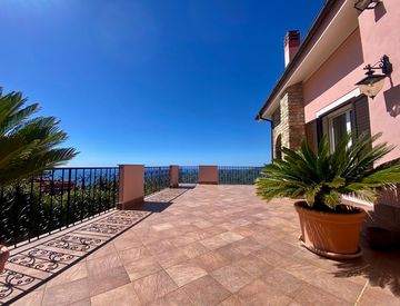 Terrazza - Villa in Vendita in Via Nostra Signora delle Grazie a Imperia