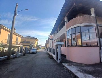 Foto 1 di 23 - Casa indipendente in Vendita in Via Bolzano a Tronzano Vercellese