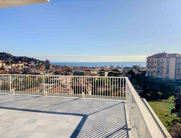 Terrazza - Attico, mansarda in Vendita in Via Sant'Agata 156 a Imperia