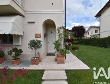 Facciata - Casa bifamiliare, trifamiliare in Vendita in Via Fortunato Federigi a Seravezza