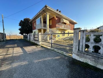 Foto 1 di 35 - Casa bifamiliare, trifamiliare in Vendita in Vicolo IV Novembre 12 a Bianzè