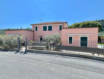 Foto 1 di 46 - Villetta a schiera in Vendita in Via Seuda 17 a Diano Castello