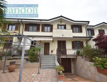 Foto 1 di 46 - Casa indipendente in Vendita in Via Caduti di Nassiriya a Vercelli