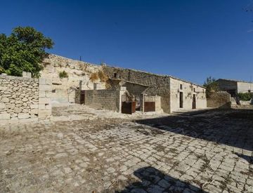 Foto 1 di 28 - Rustico, casale in Vendita in Via del Tellesimo a Ragusa
