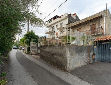 Facciata - Casa indipendente in Vendita in Via Brigadiere Salvatore di Stefano 8 a Catania