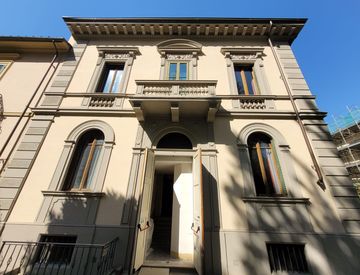 Vista - Edificio in Vendita in Viale michelangelo a Firenze