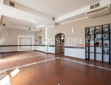 Locale commerciale in Vendita in Via dei Sulpici 117 a Roma