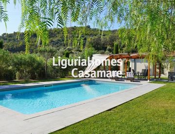 Piscina - Villa in Vendita in Strada Torrazza a Imperia
