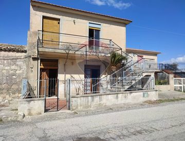 Foto 1 di 29 - Casa indipendente in Vendita in Strada Provinciale 53 a Ragusa
