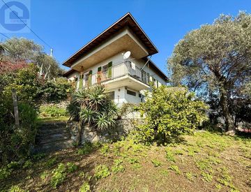 Foto 1 di 25 - Casa indipendente in Vendita in Via San Paolo 49 a Dolcedo