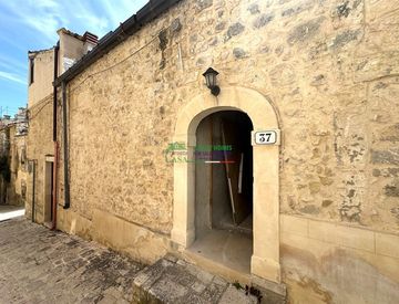 Foto 1 di 24 - Casa indipendente in Vendita in Via Velardo 37 a Ragusa