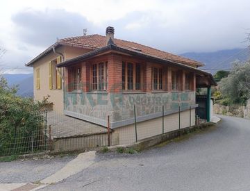 Foto 1 di 49 - Casa indipendente in Vendita in Via Milite Ignoto 10 a Pieve di Teco