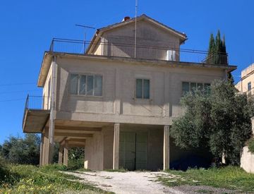 Foto 1 di 30 - Casa indipendente in Vendita in Via Giacomo Matteotti 19 a Monterosso Almo