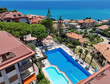 Piscina - Bilocale in Vendita in Via Piani Paorelli 34 a Costarainera