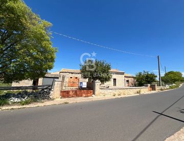Foto 1 di 23 - Rustico, casale in Vendita in Via San Filippo a Modica