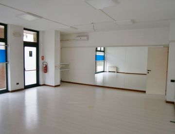 Foto 1 di 14 - Locale commerciale in Vendita in Via Silvio Pellico a Caldogno