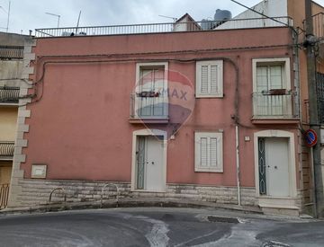 Foto 1 di 33 - Casa indipendente in Vendita in Via Conte Manfredi 2 a Chiaramonte Gulfi