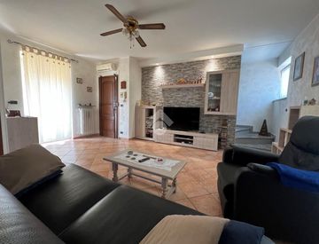 Soggiorno - Casa bifamiliare, trifamiliare in Vendita in Vicolo Ravalda 12 a Santhià