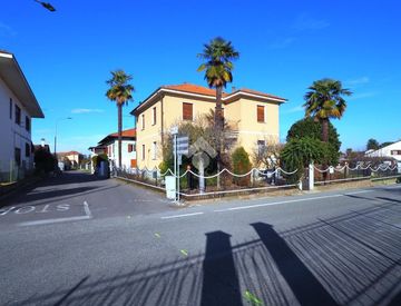Foto 1 di 36 - Casa indipendente in Vendita in Via Lenta 3 a Rovasenda