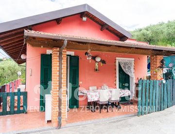 Foto 1 di 38 - Casa indipendente in Vendita in Strada dei Terzieri 16 a Imperia