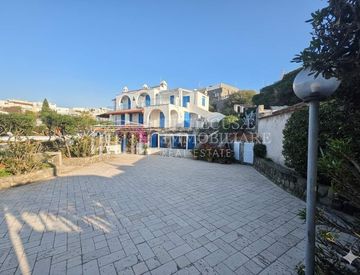 Foto 1 di 11 - Appartamento in Vendita in Via Giovanni Mazzella 95 a Forio