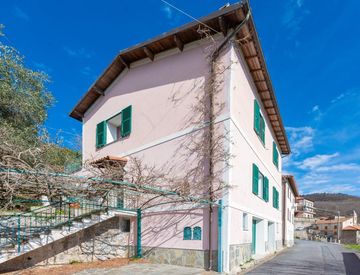Foto 1 di 76 - Casa bifamiliare, trifamiliare in Vendita in Borgo Salino 36 a Aquila d'Arroscia