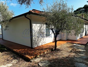 Foto 1 di 17 - Casa indipendente in Vendita in Via Sant'Agata a Imperia