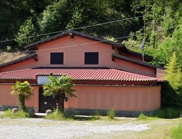 Foto 1 di 17 - Casa indipendente in Vendita in Regione Mulino 2 a Serravalle Sesia