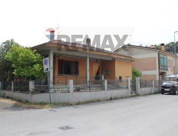 Facciata - Villa in Vendita in Via Botticelli 3 a Poggibonsi